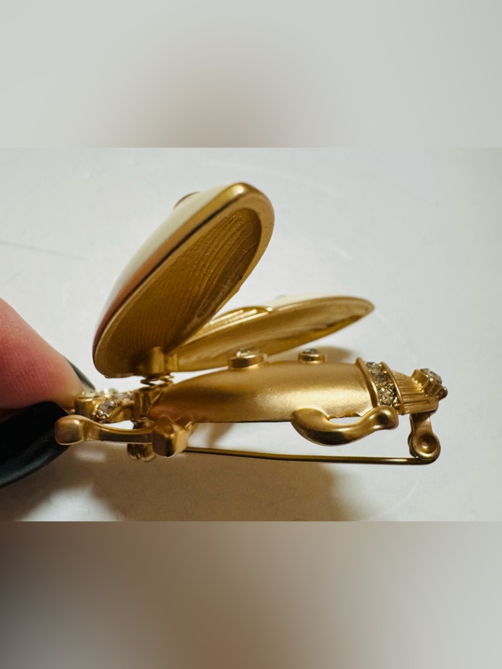 Chico’s Bumble Bee gold tone Enamel Brooch - Picture 6 of 8